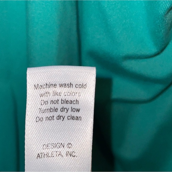 ATHLETA TURQUOISE MEDIUM WORKOUT TOP. - Picture 6 of 6